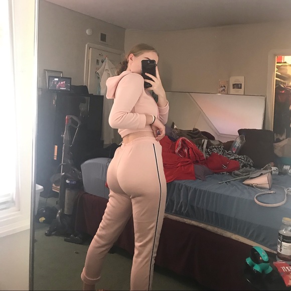 Light pink cropped sweatsuit - Picture 2 of 2